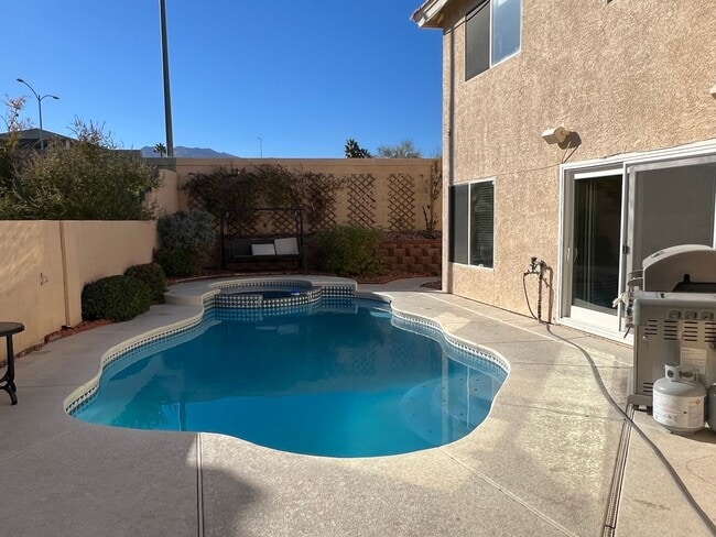 Building Photo - 6 bedroom Home With Pool and Basement