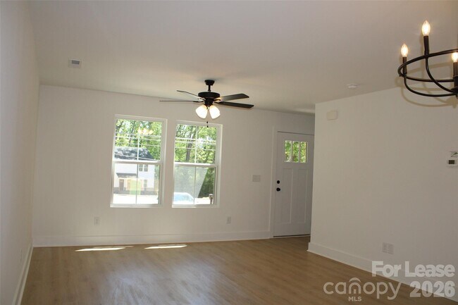 Building Photo - 562 W Park Ave