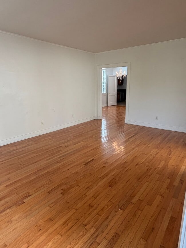 Building Photo - Large 3BD/2BA House Uptown with Driveway and Fenced Backyard