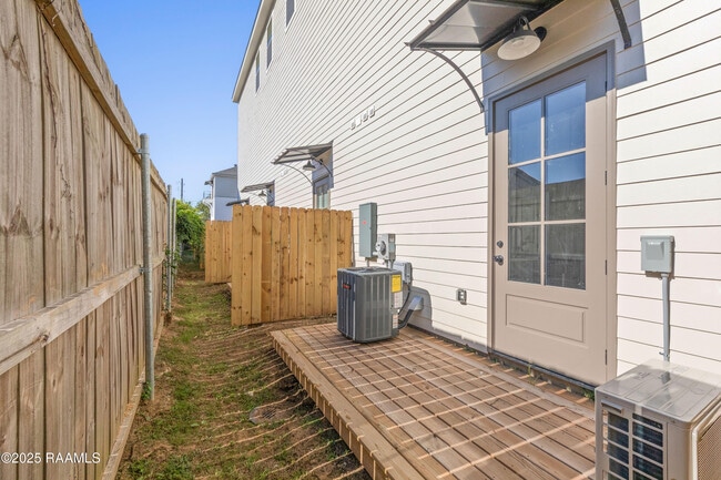 Building Photo - 208 Steiner Oaks