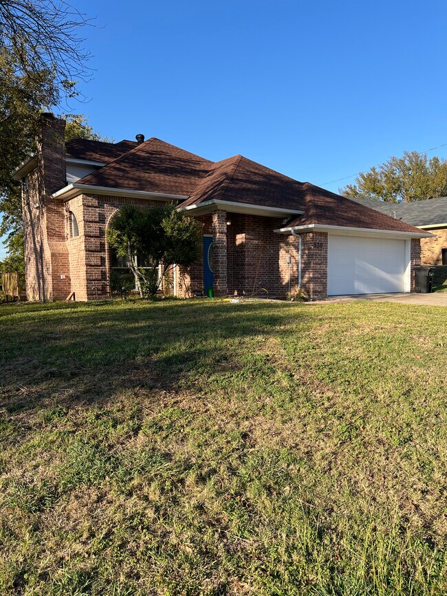 Building Photo - 539 Woodcreek Dr