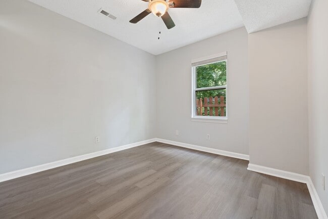 Building Photo - Nicely Remodeled 3 Bedroom House on Cul-de-Sac with Walkout Basement!