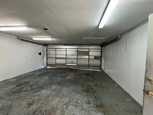 Building Photo - 142 Redwood Ave