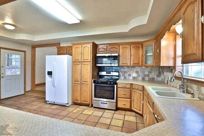Building Photo - 3 bed 2 bath 2 car carport home in south A...