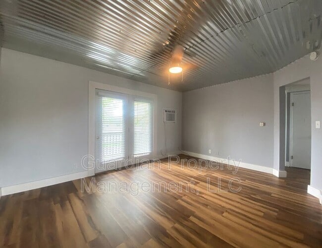 Building Photo - 519.5 W 8th St