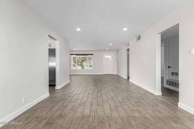 Building Photo - 3930 E Oak St