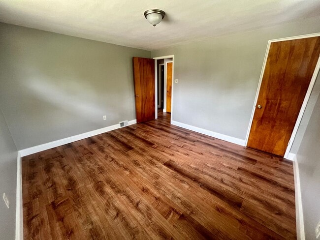 Building Photo - Stunning Home - 2 Bedroom 1 Bathroom - Pit...