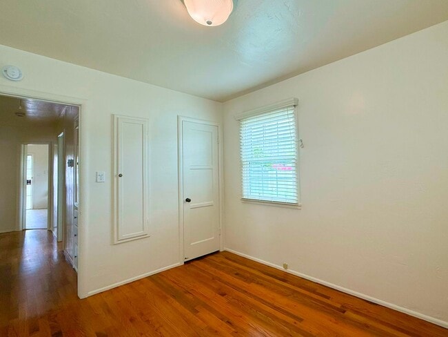 Building Photo - Classic Crown Point Beach Home – Charming Coastal Living Just Minutes from the Bay