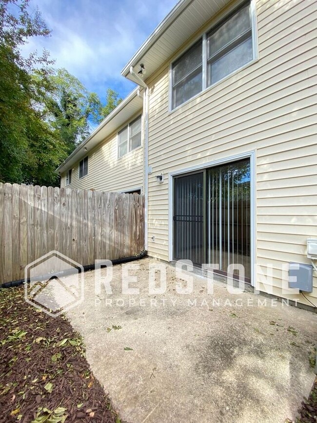 Building Photo - 2 Bedroom, 1.5 Bath - Townhouse
