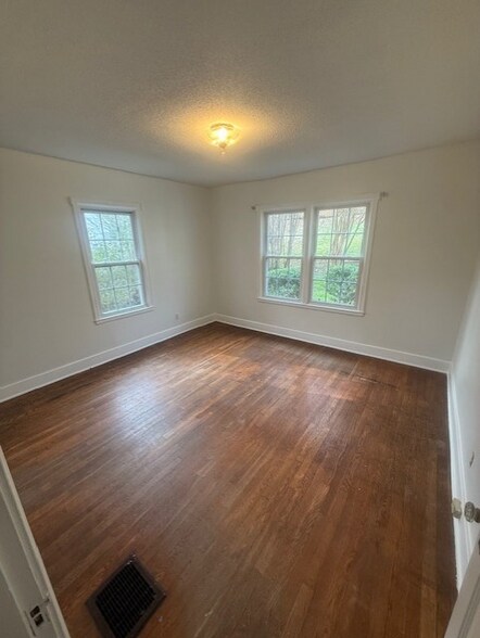 Building Photo - 510 Las Lomas Dr