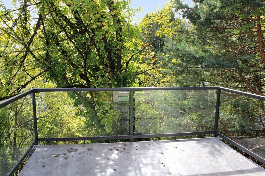 Building Photo - 2400 SW Hoffman Ave