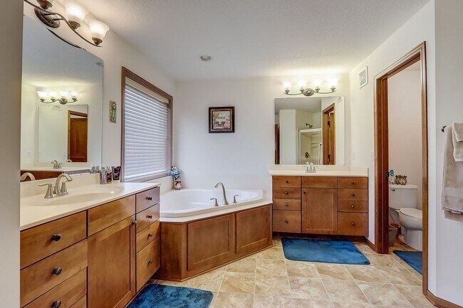 Building Photo - Grand 5 bed 4.5 bath Maple Grove Home w/ 3-Car Garage! Fully Furnished