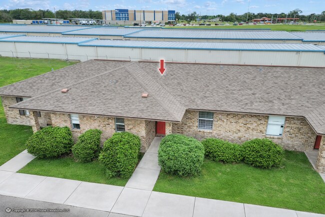 Building Photo - ***1st MONTH RENT FREE! Cozy 2 Bedroom Apartment Eagle Lake