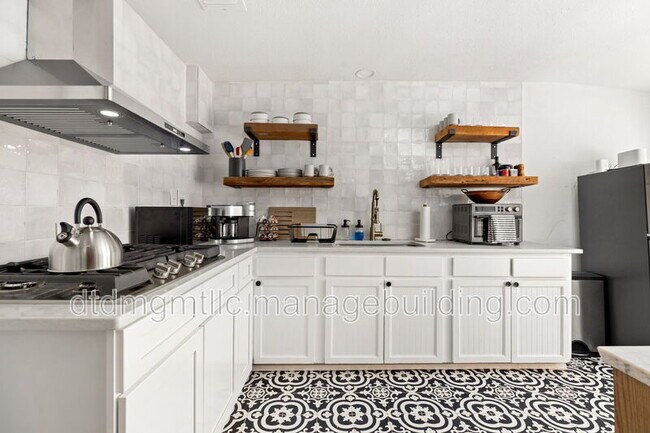 Building Photo - 110 E Craig Pl