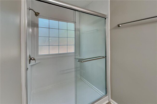 Building Photo - 434 Robin Hood Dr