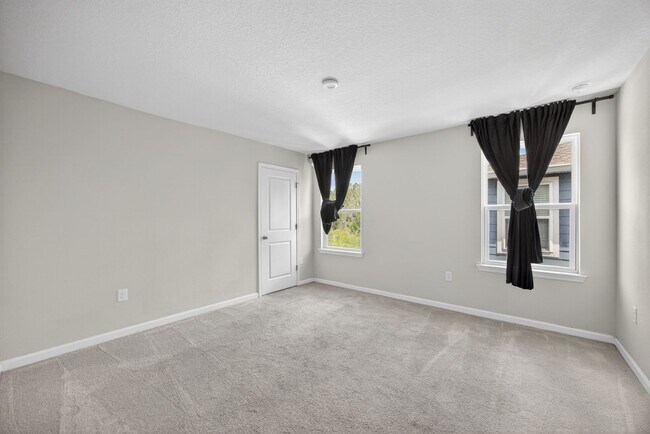 Building Photo - Panther Creek Family Home