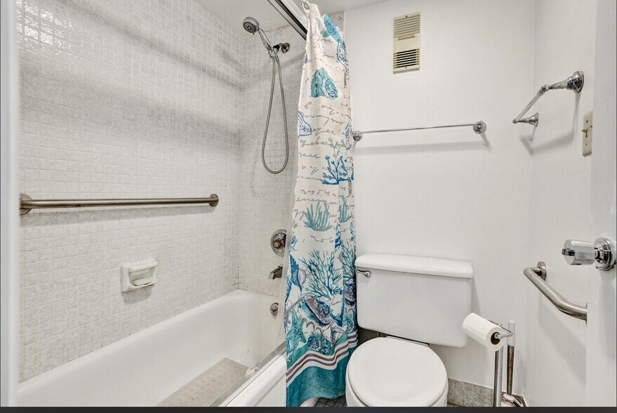 Building Photo - 1200 Saint Charles Pl