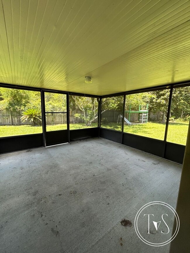 Building Photo - MOVE IN SPECIAL: $500 OFF 1ST MONTH'S RENT!**