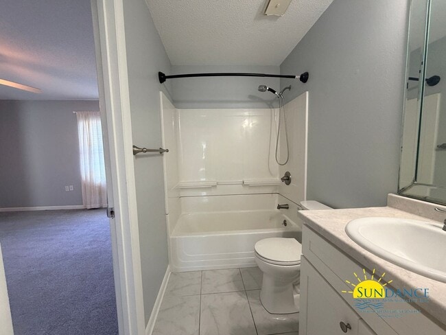 Building Photo - Charming Two-Story Townhome Near the Beach!