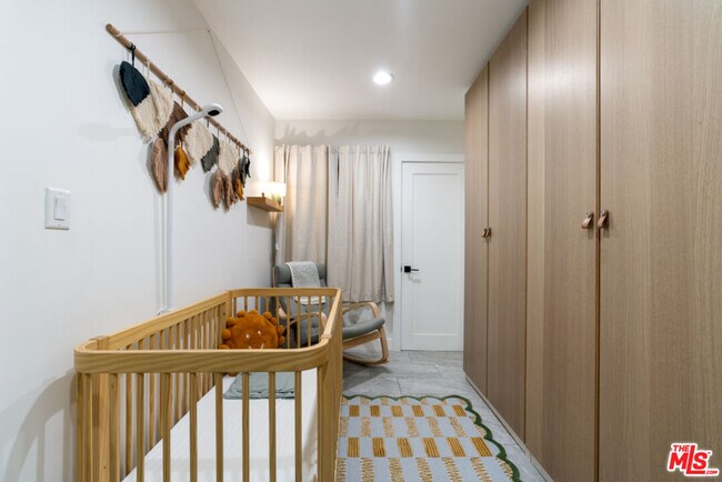 Building Photo - 3923 Fernwood Ave