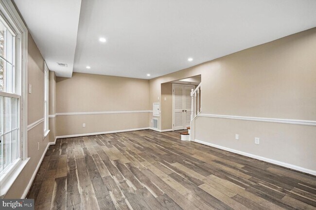 Building Photo - 8102 Pinelake Ct