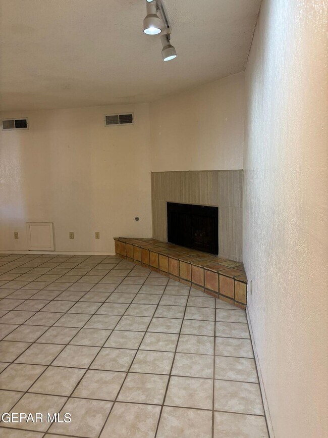 Building Photo - 1601 Common Dr