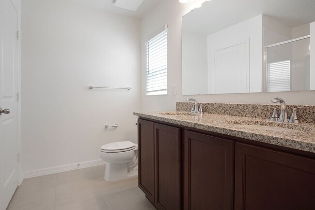 Building Photo - Modern Comfort Meets Convenience