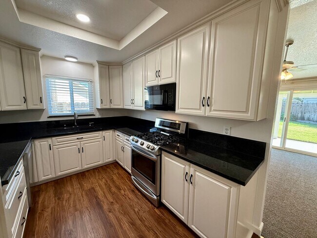 Building Photo - Single story home in established neighborhood!