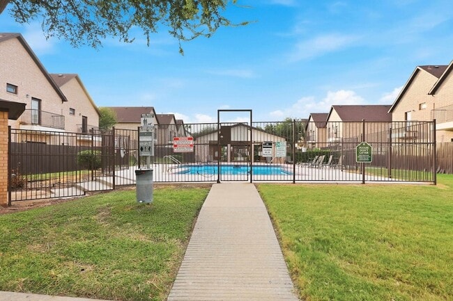 Building Photo - 2445 Monarch Dr