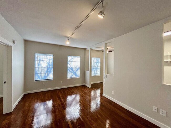 Building Photo - 4021 Mandell St