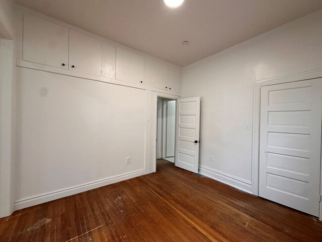 Building Photo - 3 Bedroom Home with 2 Car Garage