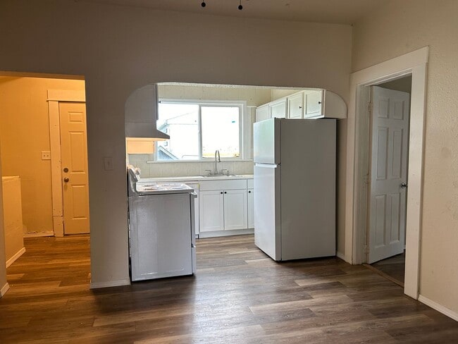 Building Photo - Fresh 3 bed 1 bath home