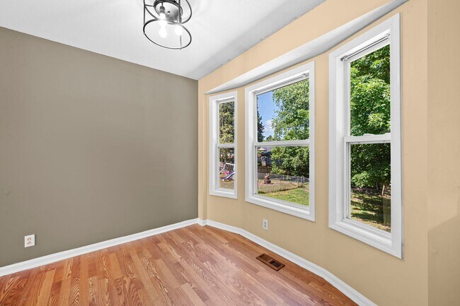 Building Photo - Charming Brick Ranch with Spacious Living Areas & Beautiful Bay Window Views!