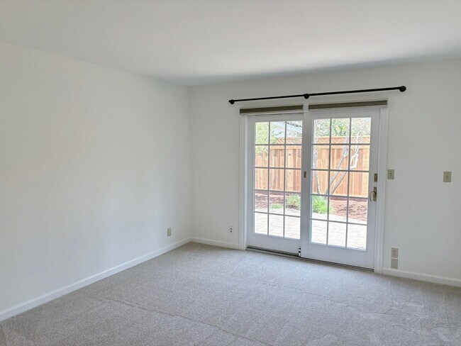 Building Photo - 3057 Carleton Pl