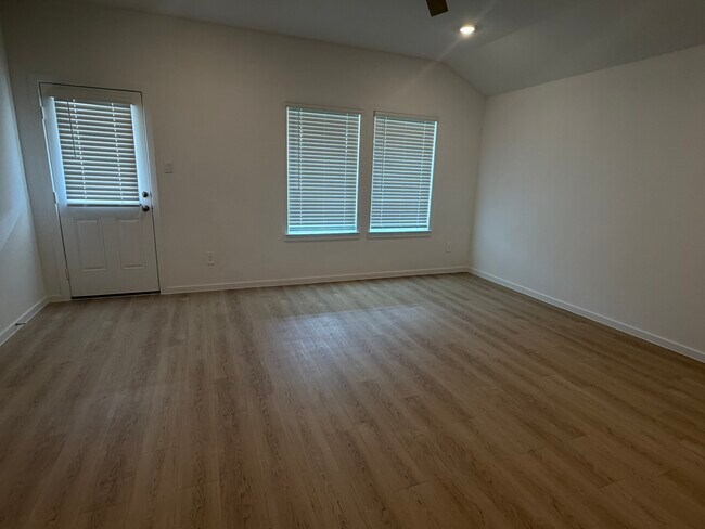 Building Photo - 523 Robin Ct