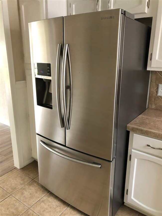 Building Photo - 315 Lakebend Dr