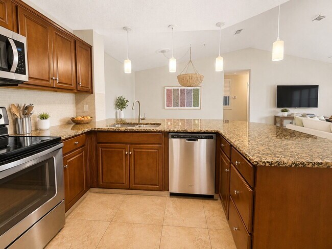 Building Photo - Furnished Condo! Gorgeous! Near beaches and shopping!