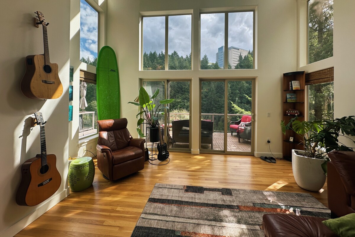 Building Photo - 852 SW Broadway Dr