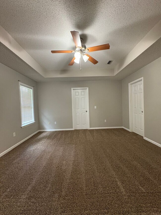 Building Photo - Hampton Place!