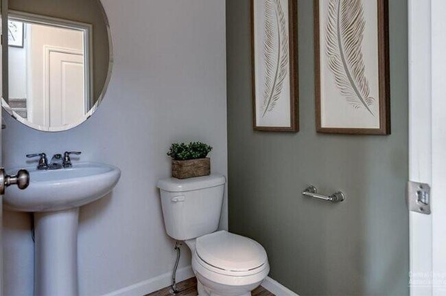 Building Photo - Newer SE 3 Bdrm House, All Appliances incl W/D, Air Cond, Community Pool, Double Garage