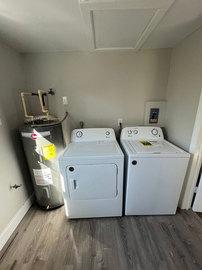 Building Photo - $1,650 ** Annual ** Available 6/15/26 ** Recently Upgraded **3 Bedroom / 2 Bath * Port Charlotte