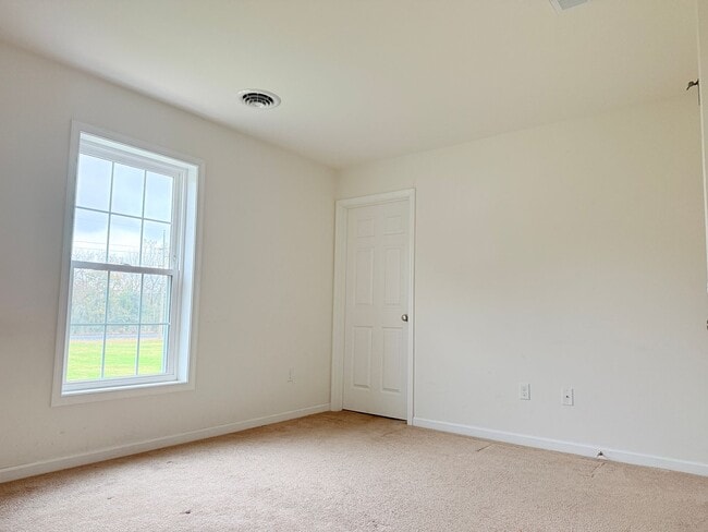 Building Photo - Spacious 3-Bedroom Townhome with Prime Rou...