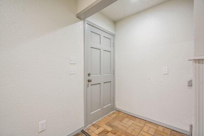 Building Photo - Beautiful 2 bed 2.5 bath condo home! Ready Soon!