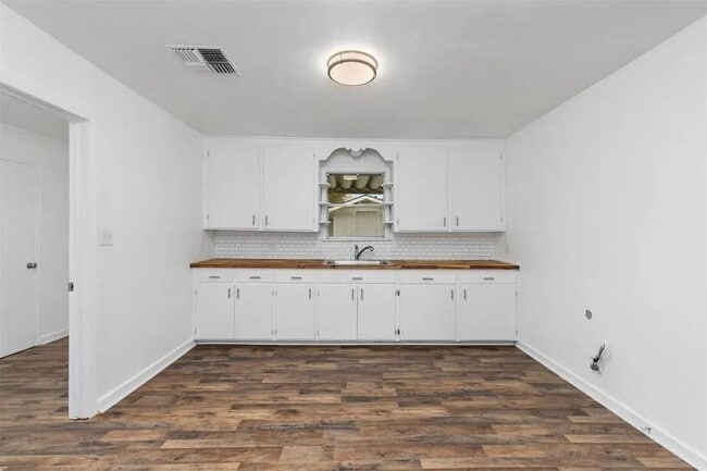 Building Photo - 1114 L J St