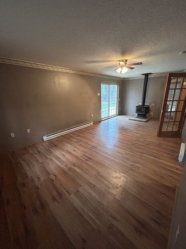 Building Photo - 1 bedrooms, 2 bathrooms. 2,000 sq ft home in a quiet country setting with large yard.