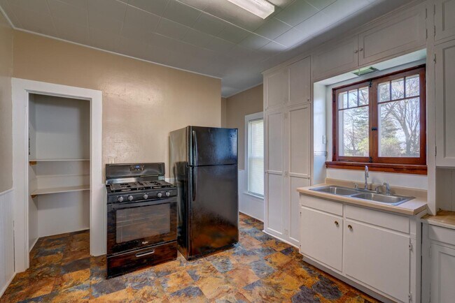 Building Photo - 427 Vernal Ave