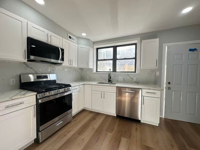 Building Photo - 3 bedroom 1 bath house available in South Philly