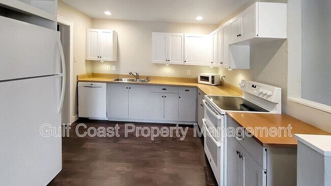 Building Photo - 904 17th Ave W