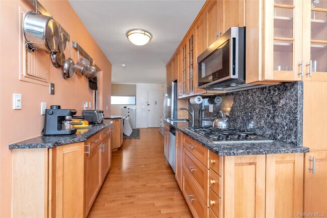 Building Photo - 830 Shore Rd