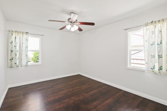 Building Photo - Spacious 3 Bedroom 2 Bath Available Now!